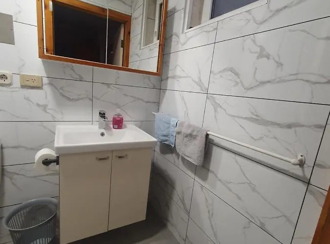 Australia * Μακάρσκα